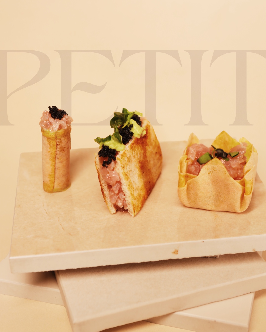 Canap&eacute;s da Petit Catering sobre pedra
